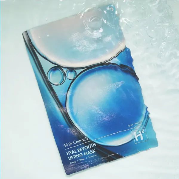 DR.CEURACLE Hyal Reyouth Lifting Mask (10EA) de Dr.Ceuracle, masque hydratant bleu sur fond aquatique, gros plan.