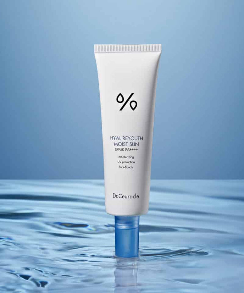 Protection solaire DR.CEURACLE Hyal Reyutsu Moist Sun SPF50+,PA++++ sur fond aquatique, crème hydratante et légère.