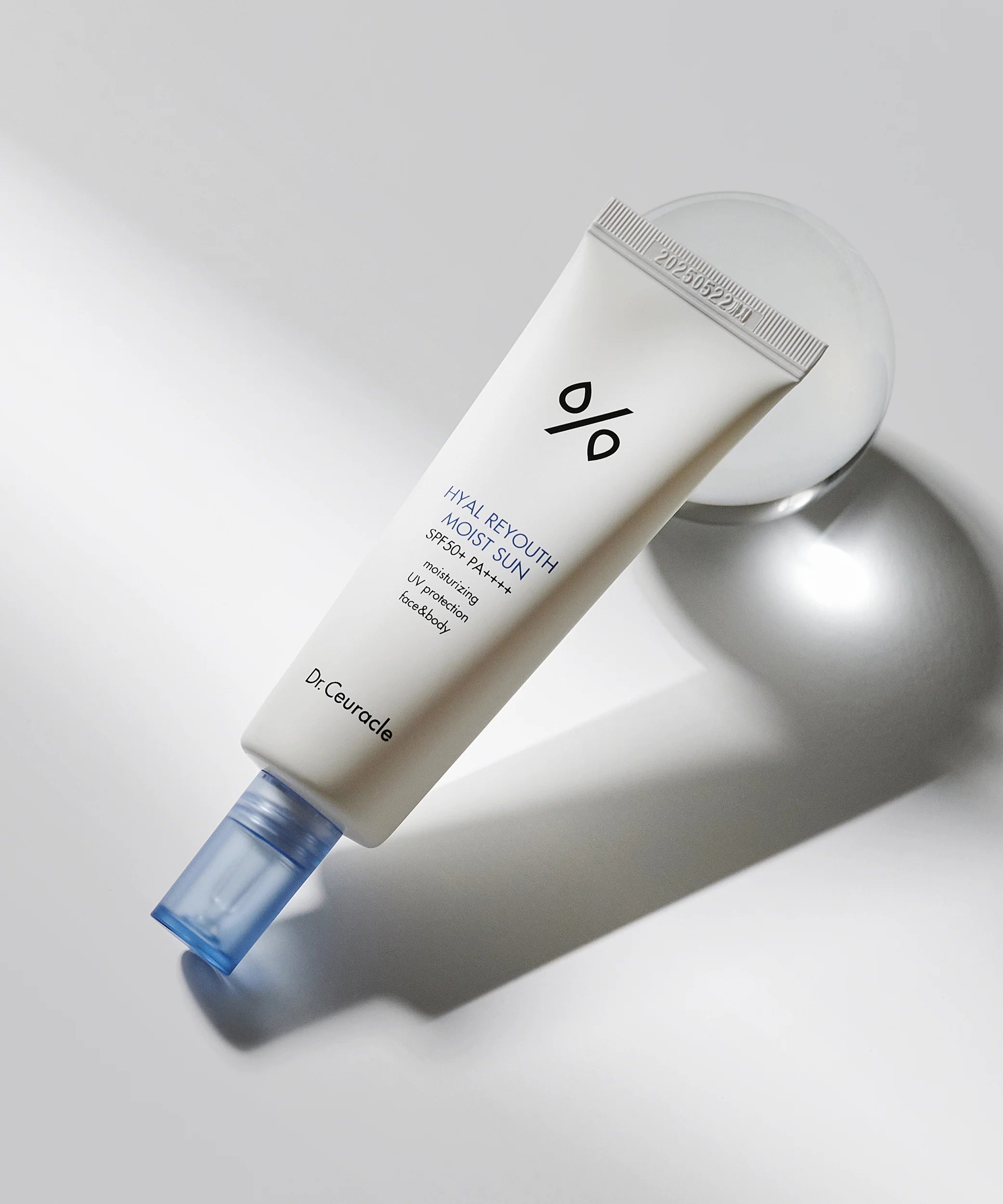 Crème solaire DR.CEURACLE Hyal Reyutsu Moist Sun SPF50+,PA++++ sur fond blanc, offrant une protection UV maximale.