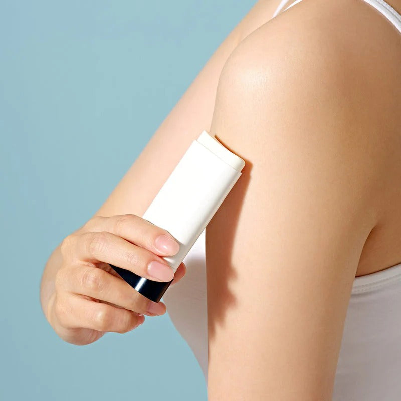 DR.CEURACLE Pro Balance Comfort Sun Stick 18g : stick solaire en main sur peau, fond bleu, marque coréenne
