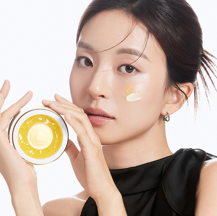 DR.CEURACLE Pure VC Mellight A-Tinol Cream 70g, femme visage appliquant la crème, pot de produit en contexte cosmétique, marque DR.CEURACLE