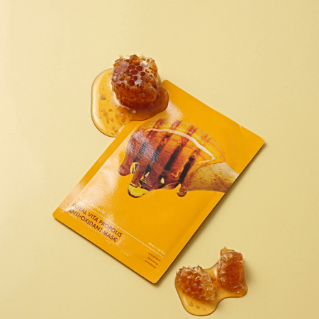 DR.CEURACLE Royal Vita Propolis Glow Mask (10EA), masque de la marque, sur fond jaune avec propolis et texture.