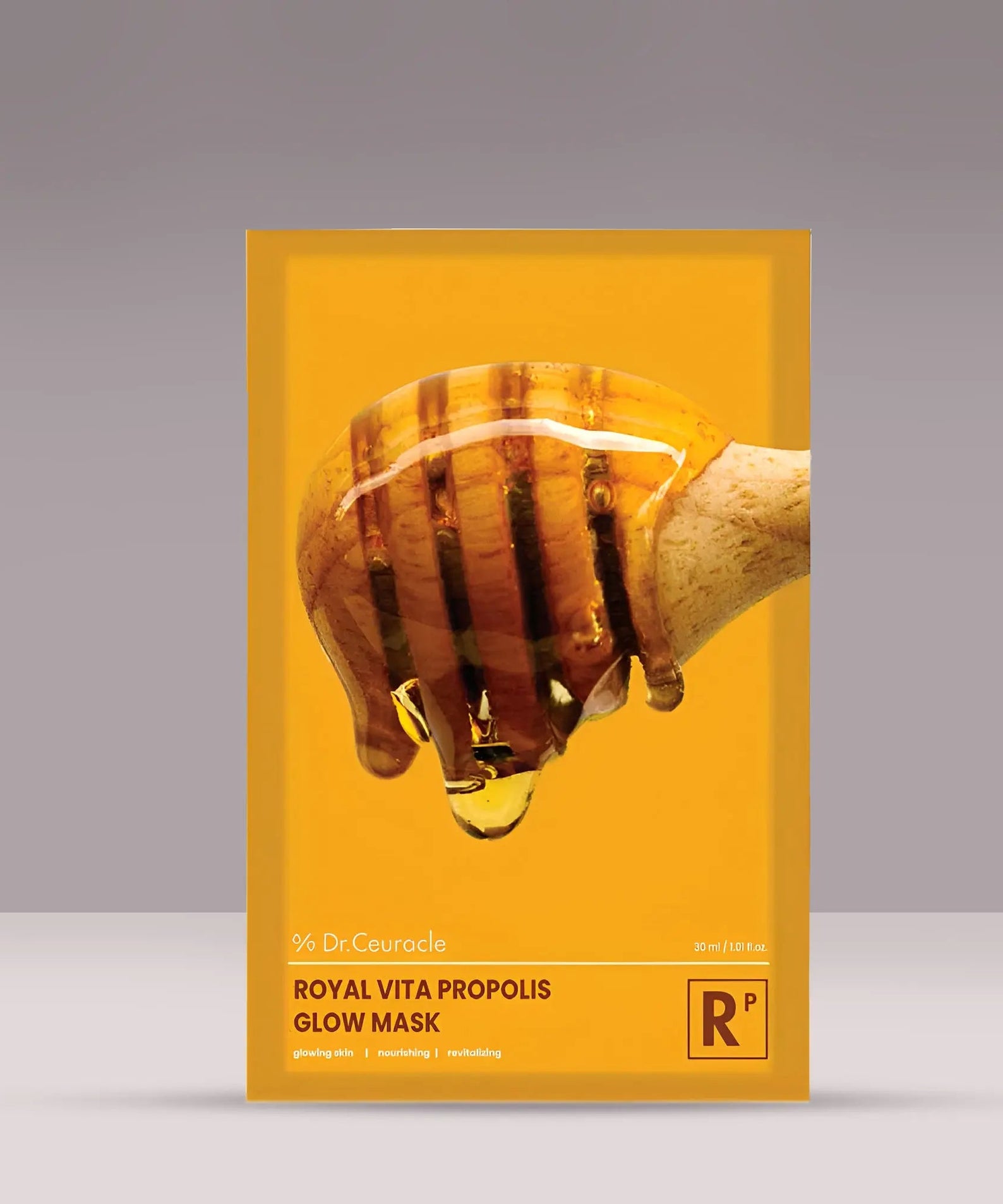 DR.CEURACLE Royal Vita Propolis Glow Mask (10EA), boîte jaune avec masque/props cireux, marque DR.CEURACLE, produit en studio