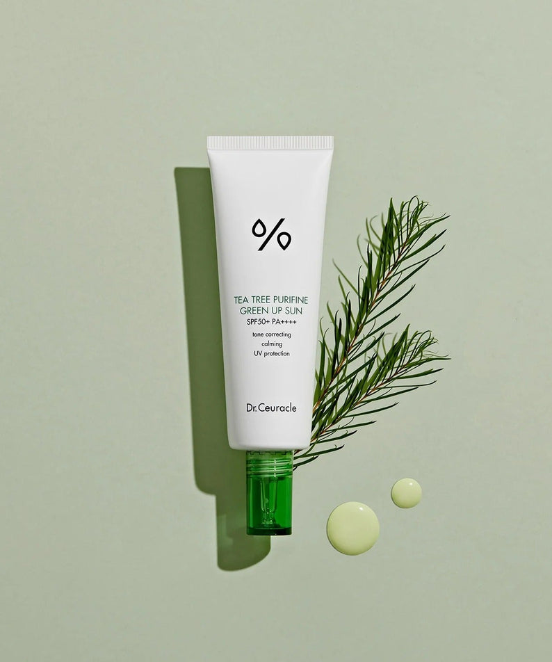 DR.CEURACLE Tea Tree Purifine Green Up Sun 50ml, tube crème solaire marque Dr.Ceuracle sur fond vert avec plante
