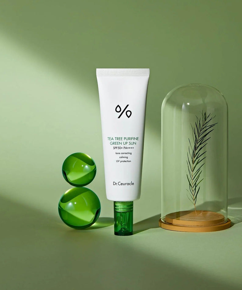 DR.CEURACLE Tea Tree Purifine Green Up Sun 50ml, tube solaire vert, marque Dr.Ceuracle, décor nature et verdure