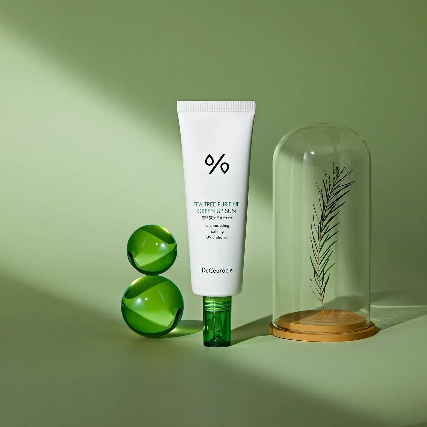 DR.CEURACLE Tea Tree Purifine Green Up Sun 50ml, tube solaire vert, marque Dr.Ceuracle, décor nature et verdure