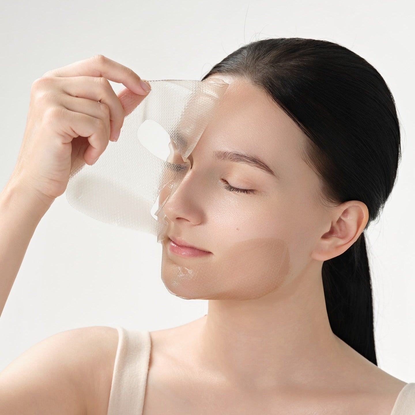 DR.CEURACLE Vegan Kombucha Tea Essence-in-Gel Mask : femme applique un gel masque hydratant sur le visage, marque DR.CEURACLE
