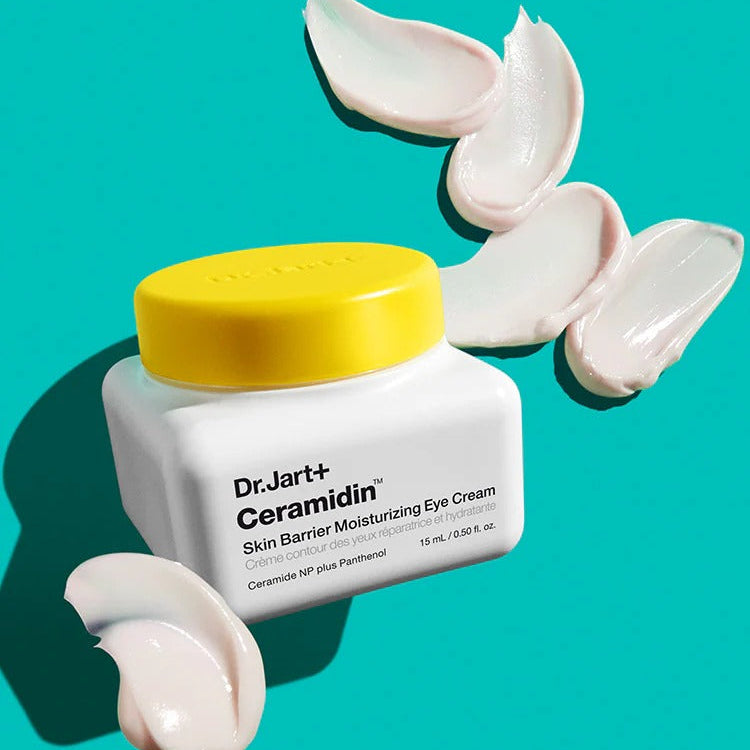DR.JART+ Ceramidin Skin Barrier Moisturizing Eye Cream 15ml, tube de crème pour le contour des yeux, mains, fond bleu turquoise.