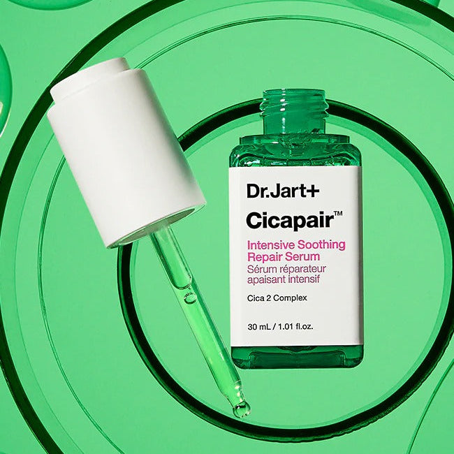 Décris l'image en français en mentionnant le produit, la marque et le contexte visuel: DR.JART+ CicapairI ntensive Soothing Repair Serum 30ml