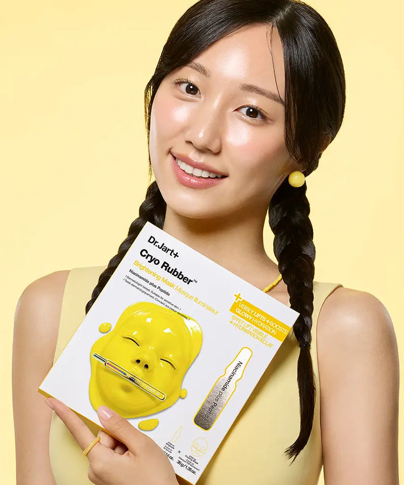 Portrait sur fond jaune : DR.JART+ Cryo Rubber Masks 4 Types, masque en gel jaune, marque DR.JART+.