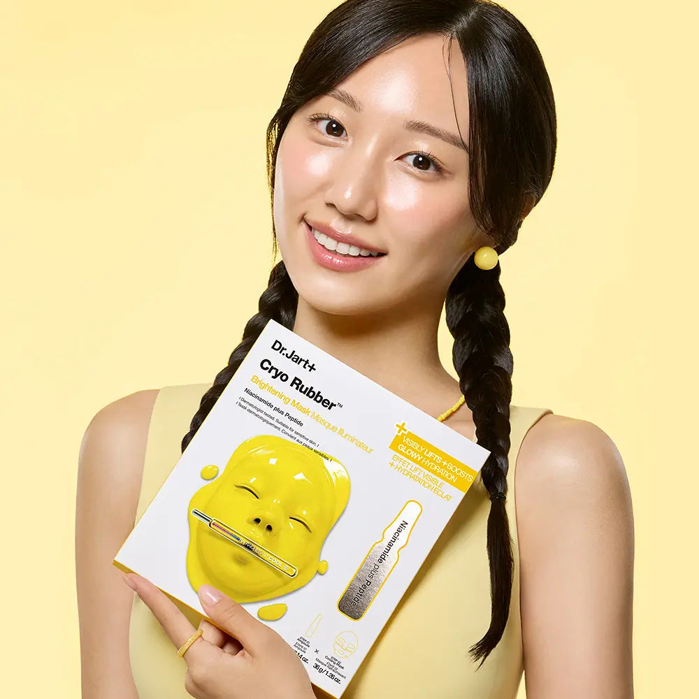 Portrait sur fond jaune : DR.JART+ Cryo Rubber Masks 4 Types, masque en gel jaune, marque DR.JART+.