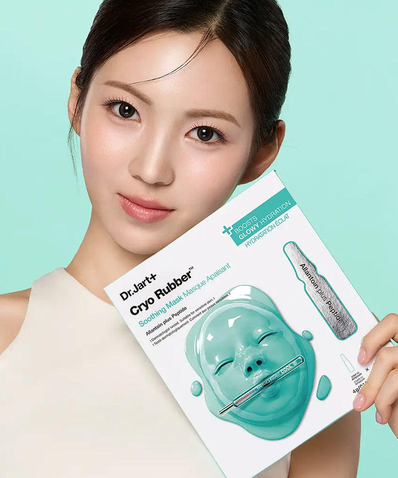 DR.JART+ Cryo Rubber Masks 4 Types : masque au gel Dr.Jart+ tenu par une femme, fond turquoise, packaging visible.