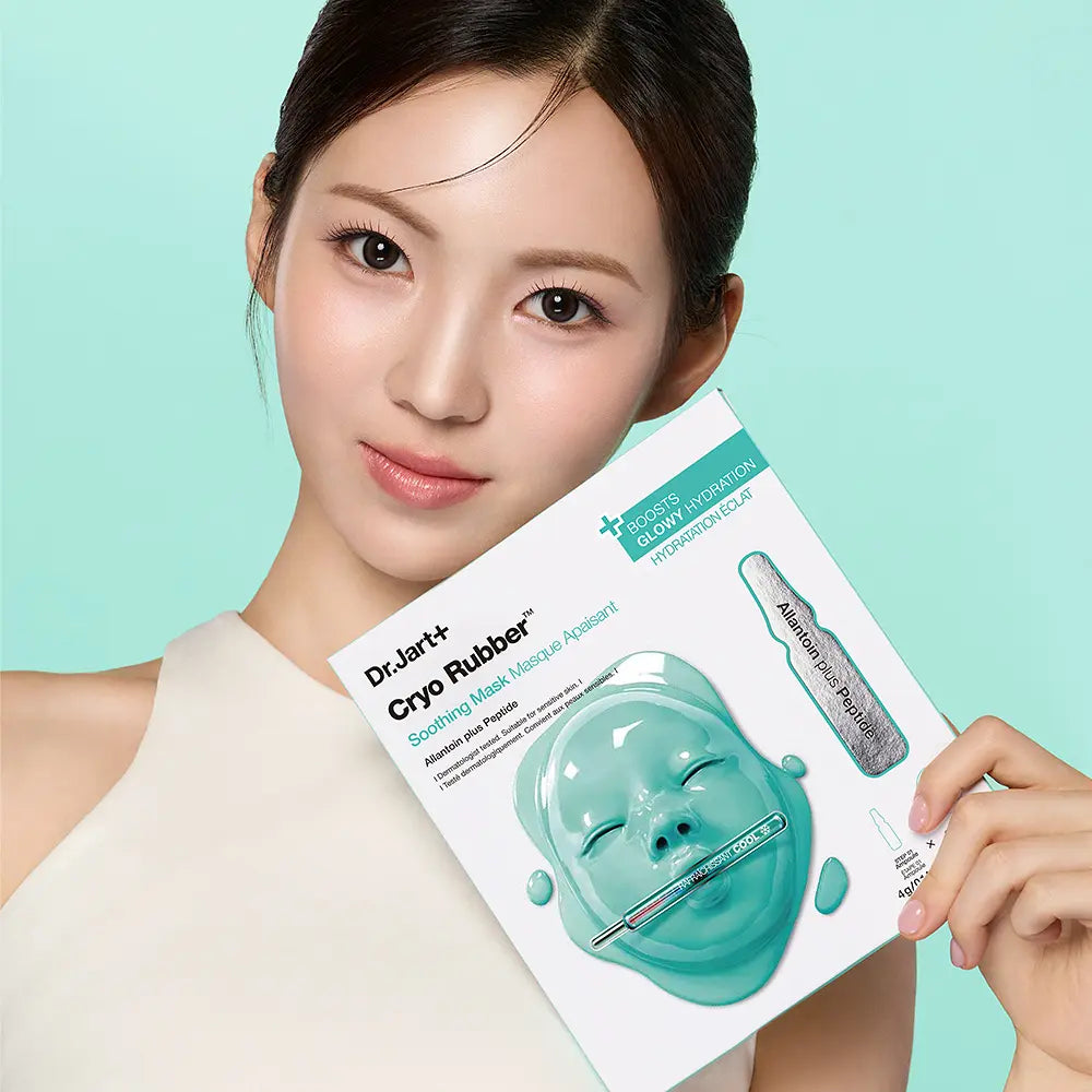 DR.JART+ Cryo Rubber Masks 4 Types : masque au gel Dr.Jart+ tenu par une femme, fond turquoise, packaging visible.