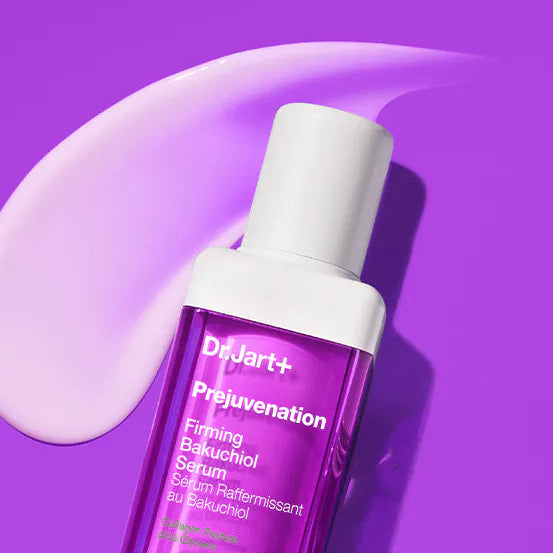 DR.JART+ Prejuvenation Firming Bakuchiol Serum 50ml, flacon Dr.Jart+ sur fond violet avec liquide violet.