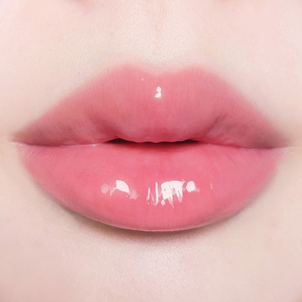 Décris l'image en français : DR.JART+ Vital Hydra Solution™ Hydrating Lip Mask sur les lèvres, marque visible, gros plan.