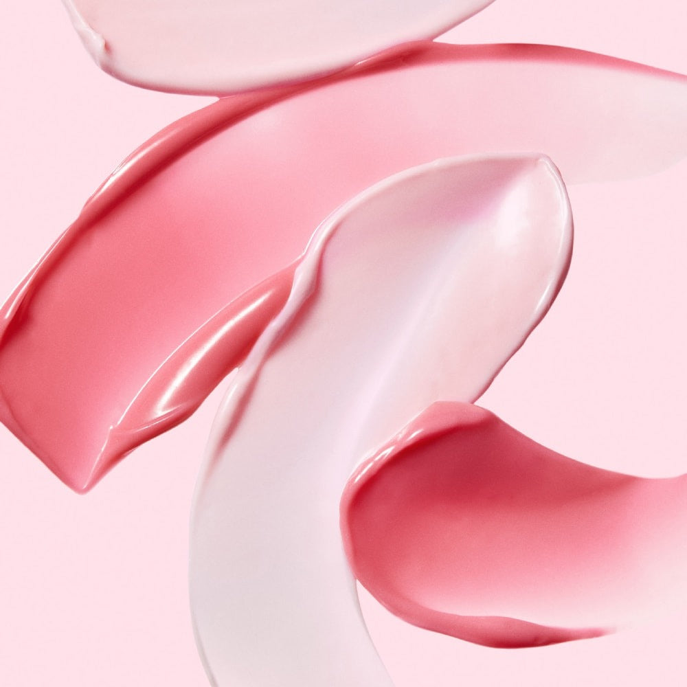 Décris l'image en français : DR.JART+ Vital Hydra Solution™ Hydrating Lip Mask, lèvres hydratées, textures rose brillante.