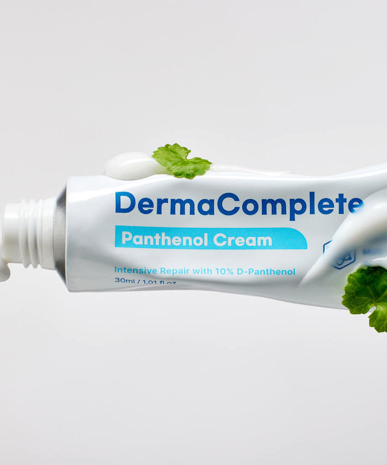 DR.PETIT Derma Complete Panthenol Cream 30ml de la marque Dr.Petit, tube blanc et feuilles vertes sur fond clair