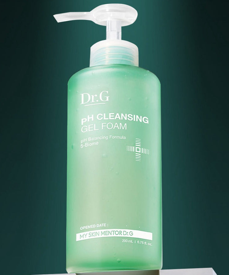 Flacon de Dr. G Mildly Acidic Cleansing Gel Foam 200mL sur fond vert.