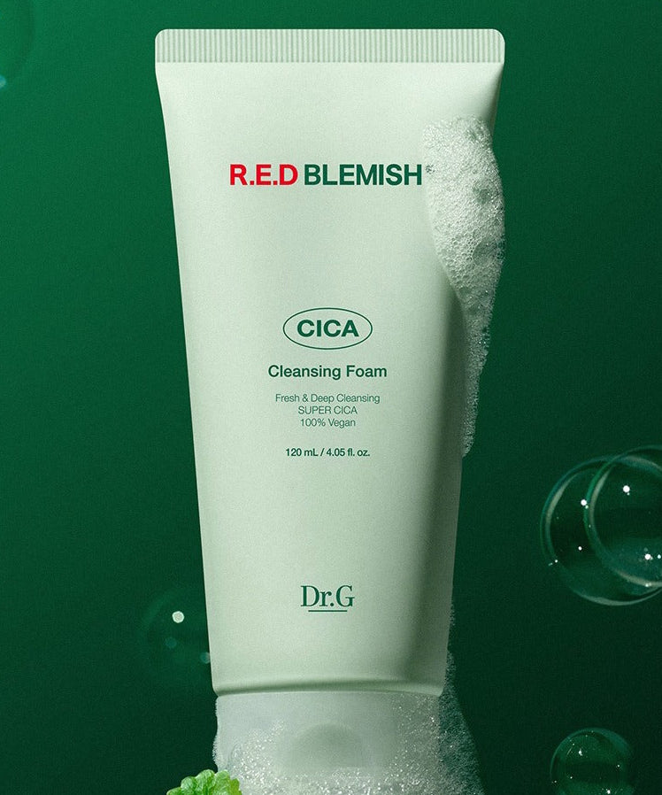 Dr. G Red Blemish Cica Cleansing Foam 120ml sur fond vert avec mousse, produit vegan pour peau sensible en tube de 120ml.