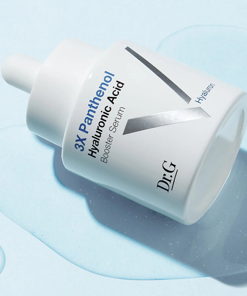 Dr.G Panthenol Booster Hyaluronic Serum 30ml, flacon de la marque Dr.G sur fond bleu, contexte soin visage.