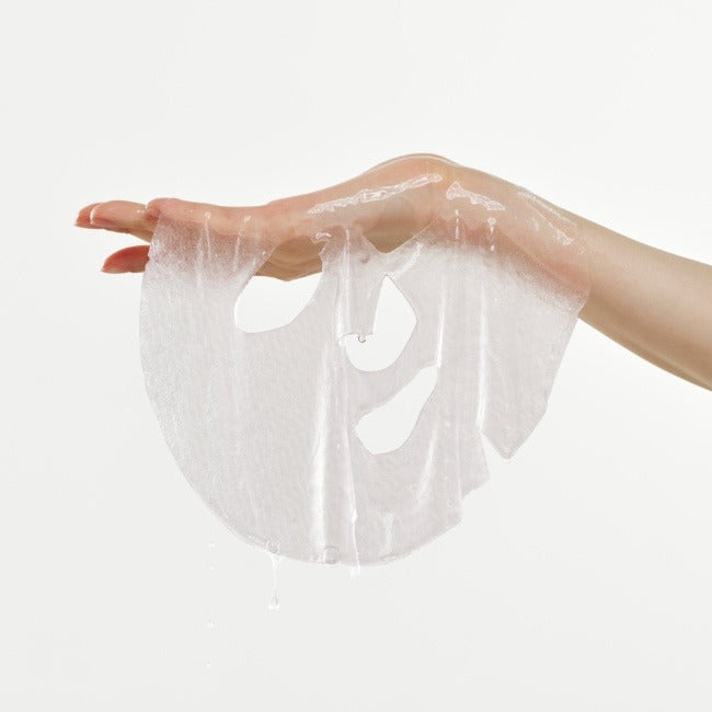 Décris l'image en français : main tenant le masque DR.G Red Blemish Cool Collagen Elasticity Mask 10 Sheets, tissu gelée froide.