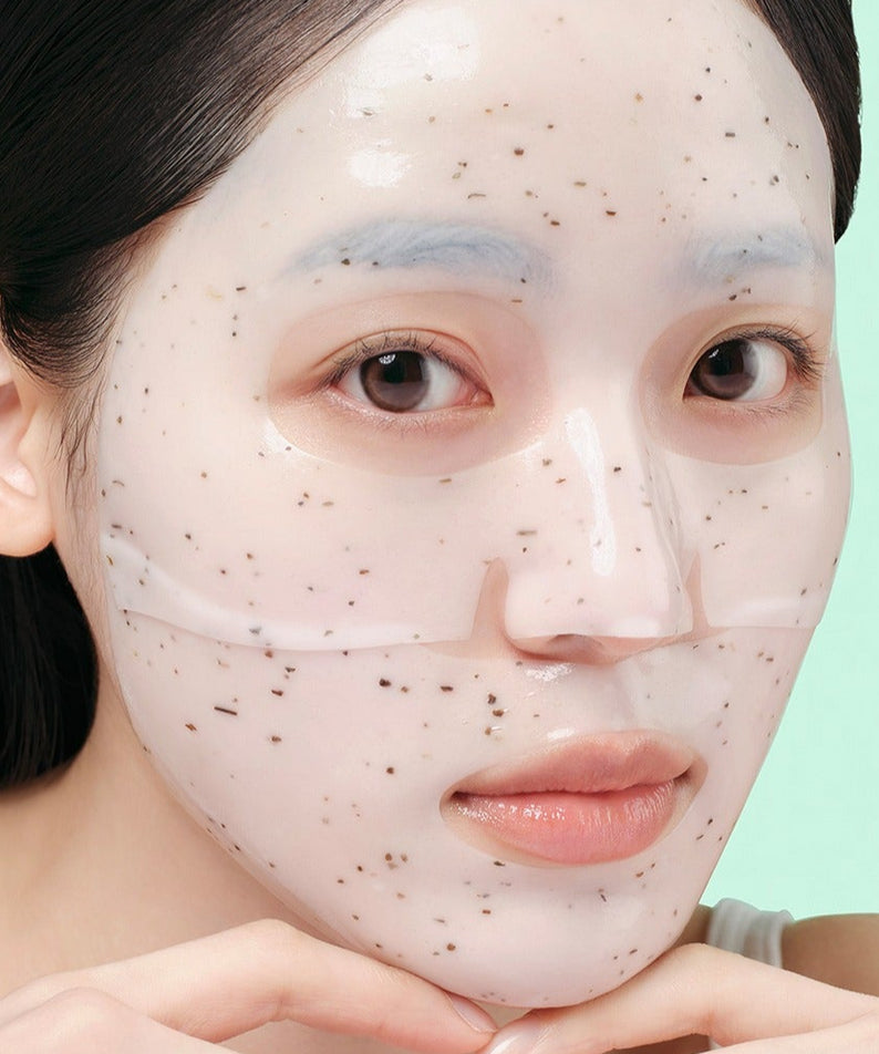 Décris l'image en français : Dr.G Red Blemish Hyal Cica Cooling Gel Mask 1 Sheets, masque gel sur visage, peau avec points noirs.