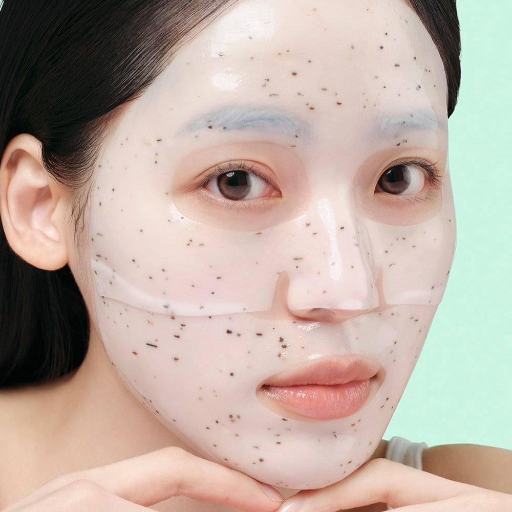 Décris l'image en français : Dr.G Red Blemish Hyal Cica Cooling Gel Mask 1 Sheets, masque gel sur visage, peau avec points noirs.