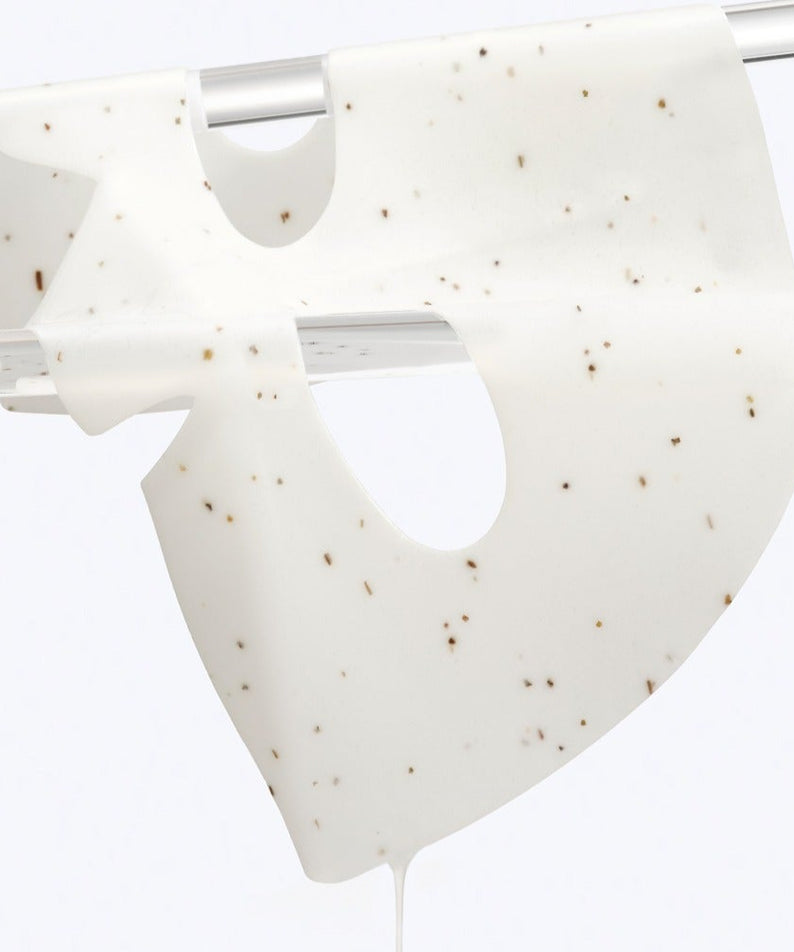 Décris l'image en français en mentionnant le produit, la marque et le contexte visuel : Dr.G Red Blemish Hyal Cica Cooling Gel Mask 1 Sheets sur support blanc.