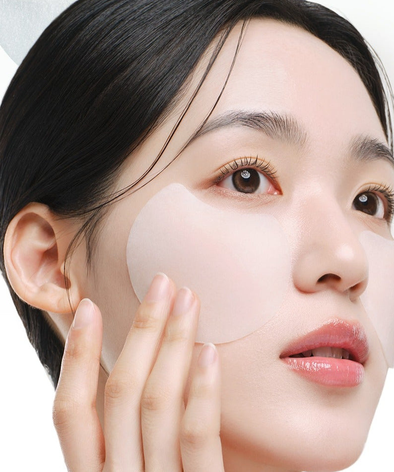 Décris l'image en français : Dr.G Red Blemish Turnip Cica Icying Pads 60 Sheets, la marque, visages avec patchs anti-rougeurs.