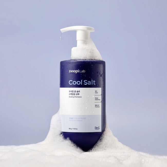 Dr.G Scalp Lab Cool Salt Scaling Shampoo 500g, bouteille blanche sur fond bleu, mousse de shampooing, marque Dr.G