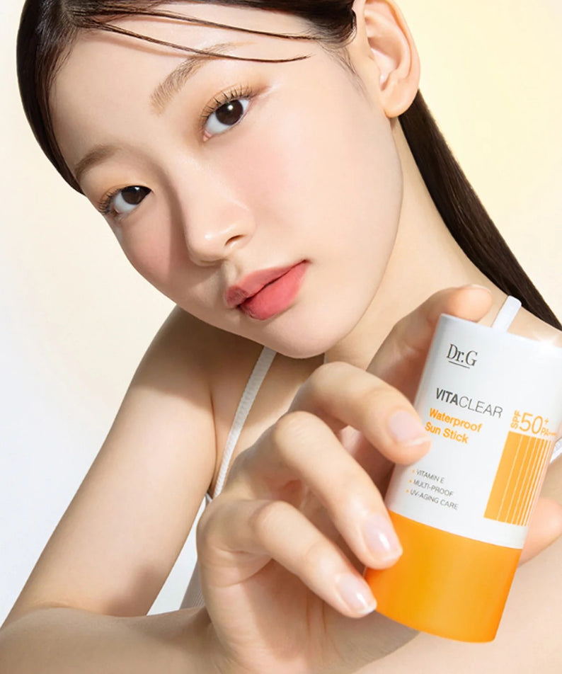 Dr.G Vita Clear Waterproof Sun Stick 21g, crème solaire Dr.G pour visage, tenue en main par une femme, contexte skincare.