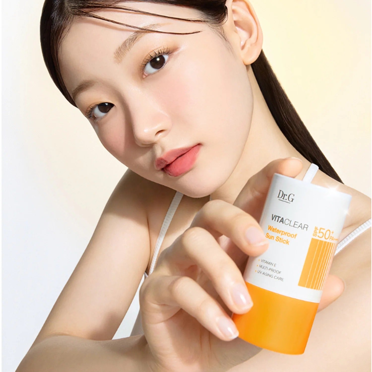Dr.G Vita Clear Waterproof Sun Stick 21g, crème solaire Dr.G pour visage, tenue en main par une femme, contexte skincare.