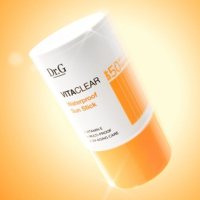 Dr.G Vita Clear Waterproof Sun Stick 21g de la marque Dr.G, stick solaire waterproof sur fond lumineux orange.