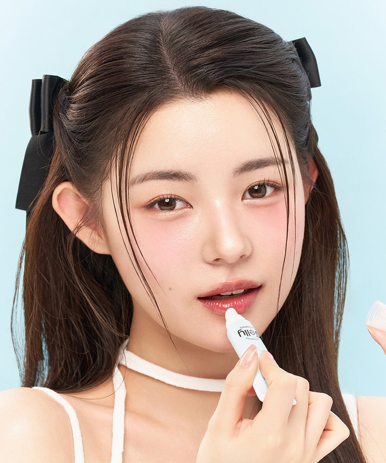 Femme appliquant EDIT.B Waterful Jelly Lip Essence 11ml, hydratation et brillance pour des lèvres parfaites.