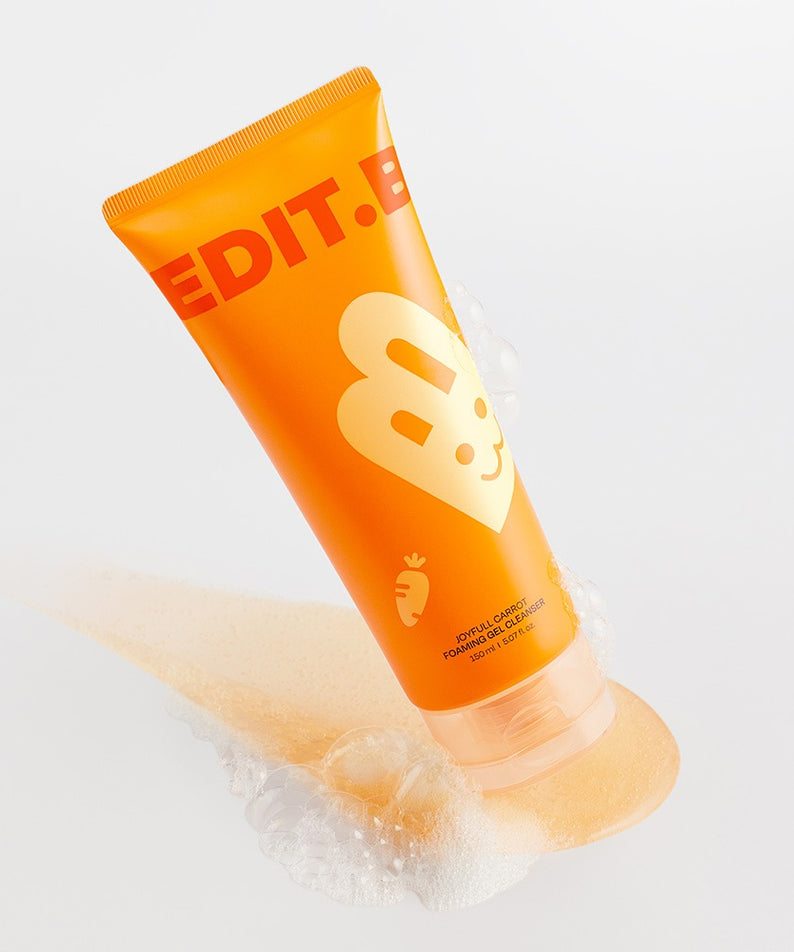EDIT.B Joyful Carrot Foaming Gel Cleanser 150ml, gel nettoyant moussant à la carotte, tube sur fond clair, mousse.