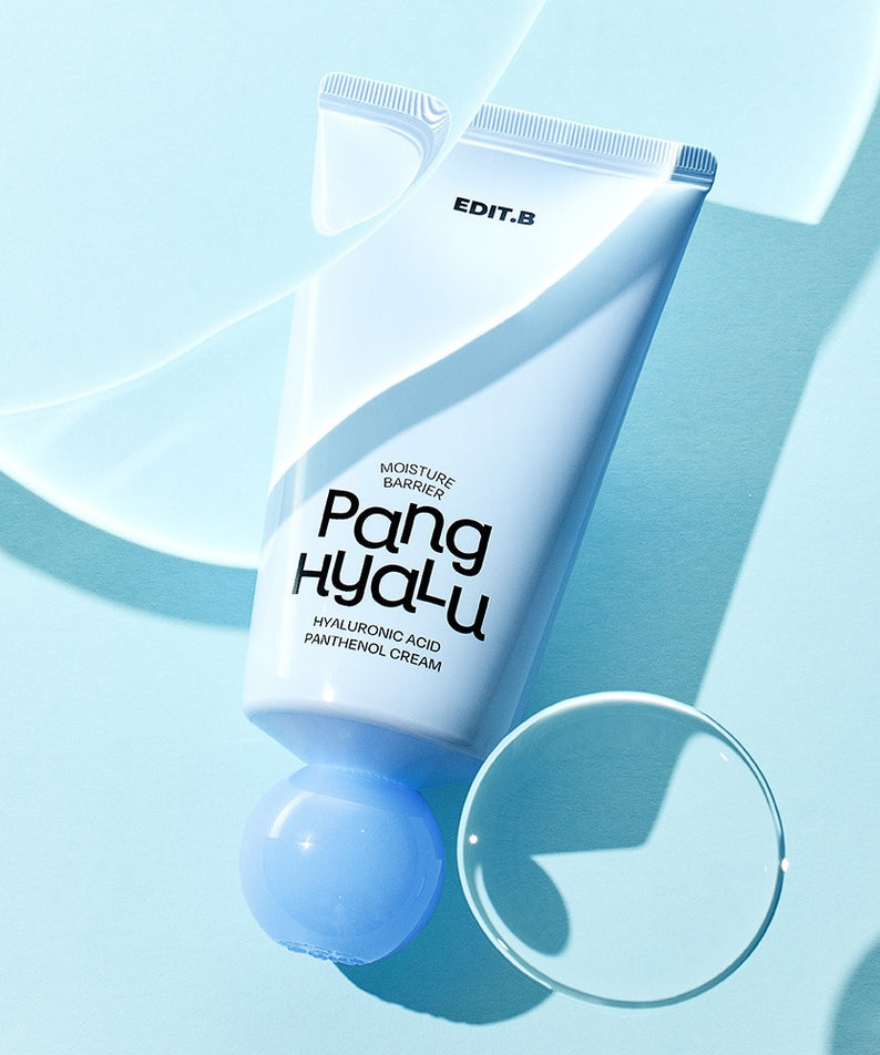 EDIT.B Moisture Barrier Pang Hyaluronic Acid Pathenol Cream 100ml, tube blanc et bleu sur fond bleu, marque EDIT.B