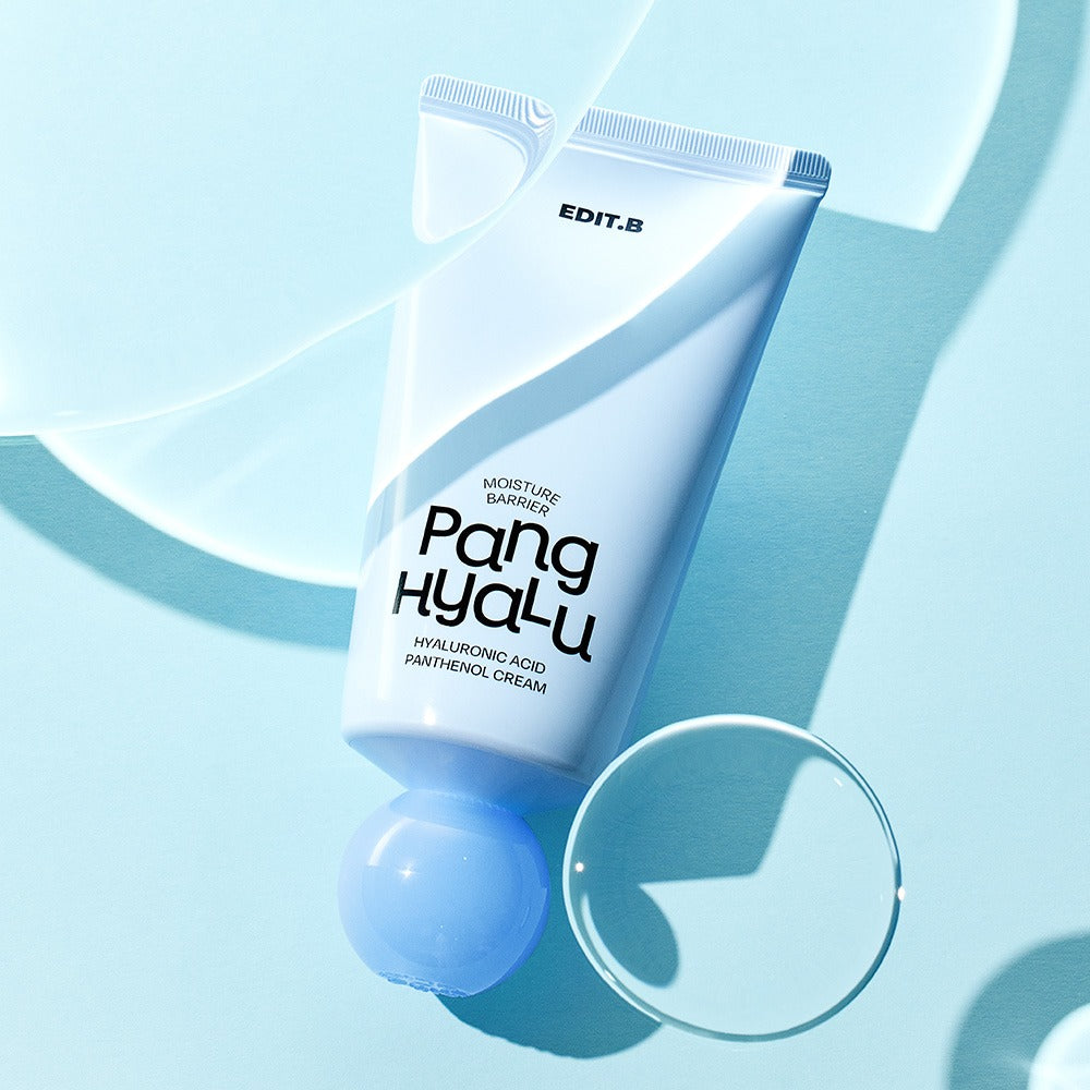 EDIT.B Moisture Barrier Pang Hyaluronic Acid Pathenol Cream 100ml, tube blanc et bleu sur fond bleu, marque EDIT.B
