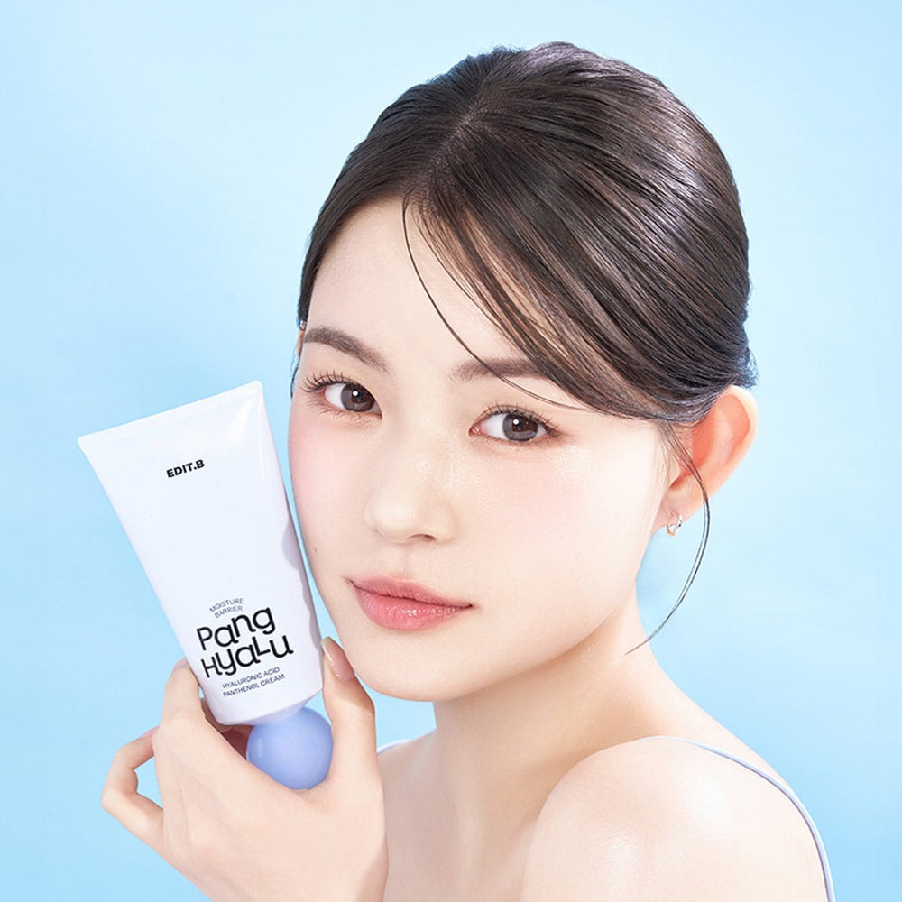 EDIT.B Moisture Barrier Pang Hyaluronic Acid Pathenol Cream 100ml : tube crème hydratante sur modèle, fond bleu