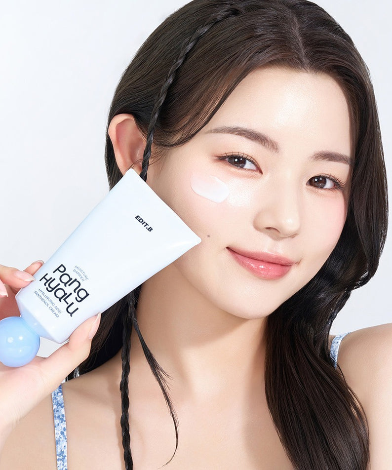 EDIT.B Moisture Barrier Pang Hyaluronic Acid Pathenol Cream 100ml, femme avec crème hydratante sur fond clair, marque EDIT.B.