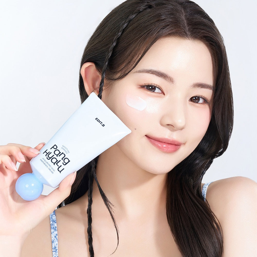 EDIT.B Moisture Barrier Pang Hyaluronic Acid Pathenol Cream 100ml, femme avec crème hydratante sur fond clair, marque EDIT.B.