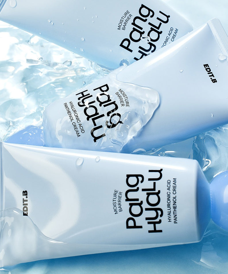 EDIT.B Moisture Barrier Pang Hyaluronic Acid Pathenol Cream 100ml, tubes sur fond bleu et gouttes d’eau, marque EDIT.B