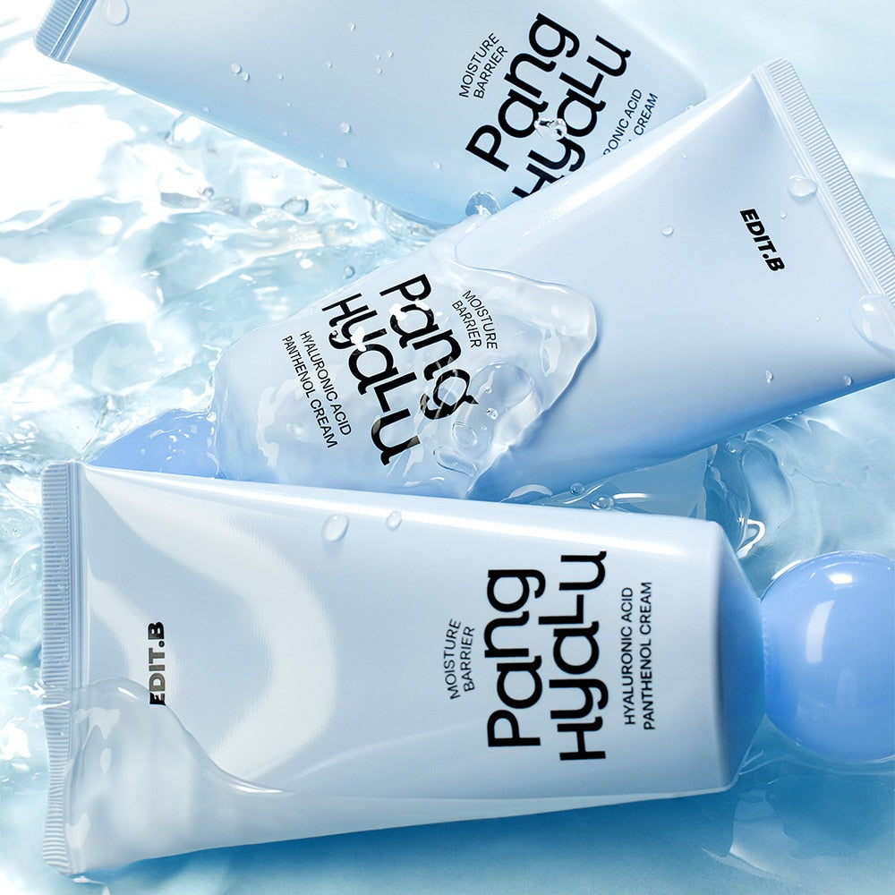 EDIT.B Moisture Barrier Pang Hyaluronic Acid Pathenol Cream 100ml, tubes sur fond bleu et gouttes d’eau, marque EDIT.B