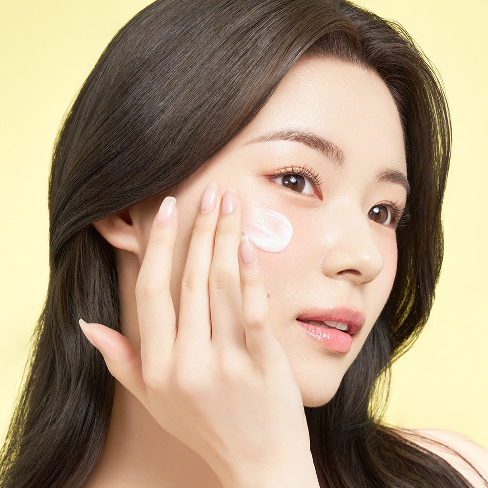 EDIT.B Moisturizing Soothing Mugwort Ceramide Cream 100ml : femme applique une crème apaisante sur peau, pack visible