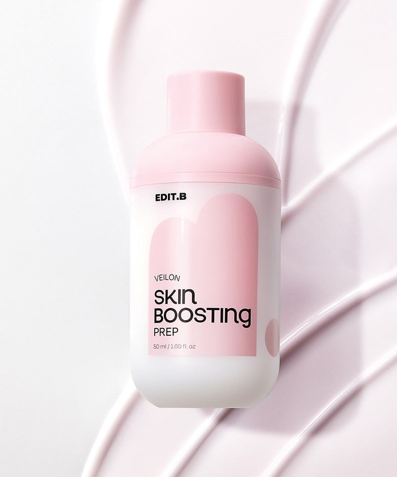 EDIT.B Veil On Skin Boosthing Prep 50ml, flacon rose sur fond blanc drapé, style skincare EDIT.B, produit en gros plan.