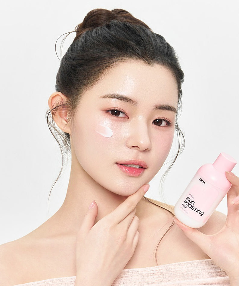 EDIT.B Veil On Skin Boosthing Prep 50ml, flacon rose brandé, modèle peau lumineuse sur fond clair.
