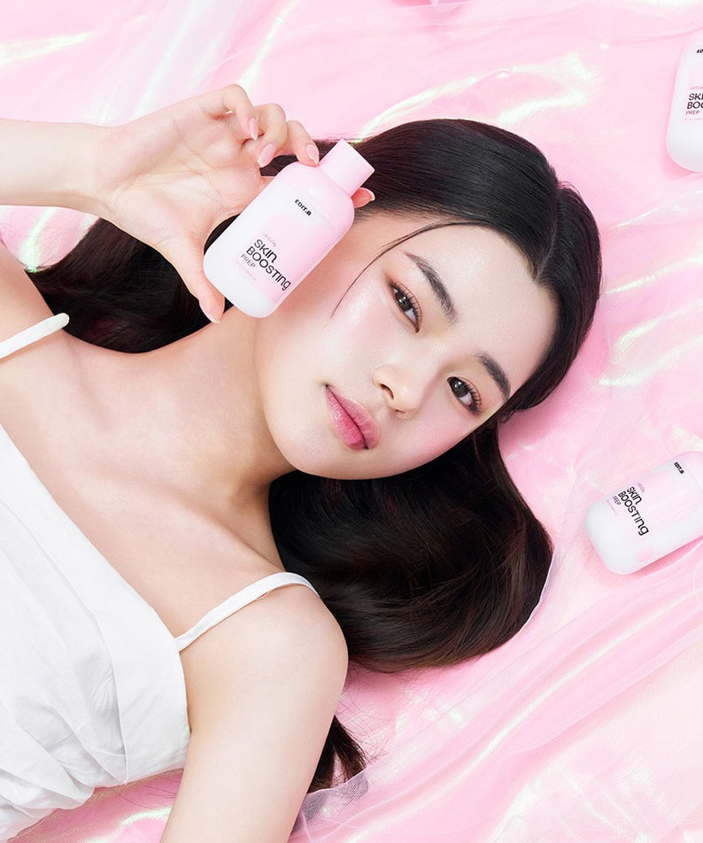 EDIT.B Veil On Skin Boosthing Prep 50ml de la marque EDIT.B, sur peau lisse, femme avec flacons en contexte rose.
