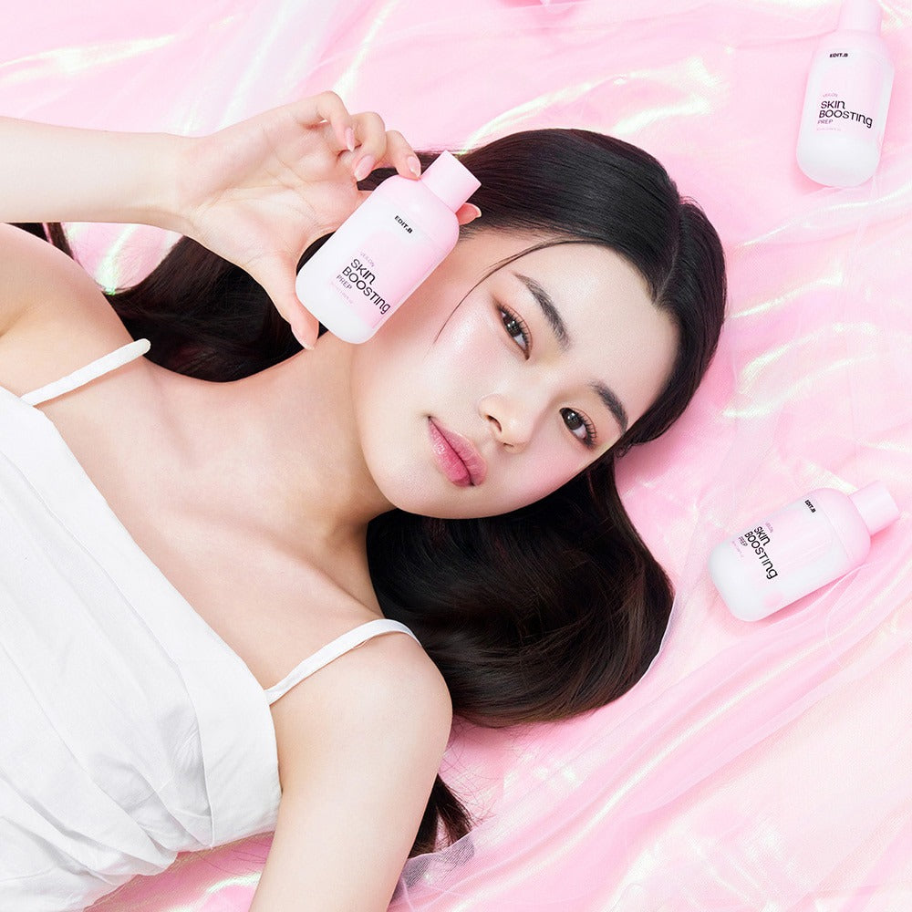 EDIT.B Veil On Skin Boosthing Prep 50ml de la marque EDIT.B, sur peau lisse, femme avec flacons en contexte rose.