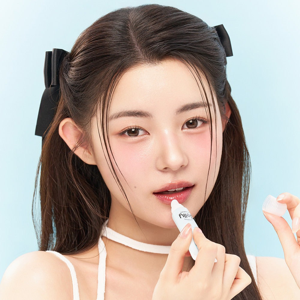 EDIT.B Waterful Jelly Lip Essence 11ml, marquage sur lèvres, jeune femme beauté, fond bleu clair, flacon en main