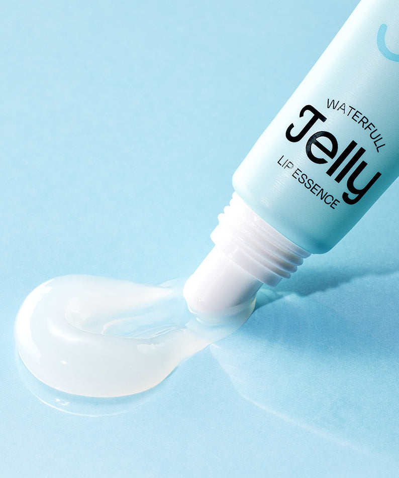EDIT.B Waterful Jelly Lip Essence 11ml de la marque EDIT.B, tube bleu et gel sur lèvres, fond ciel bleu.