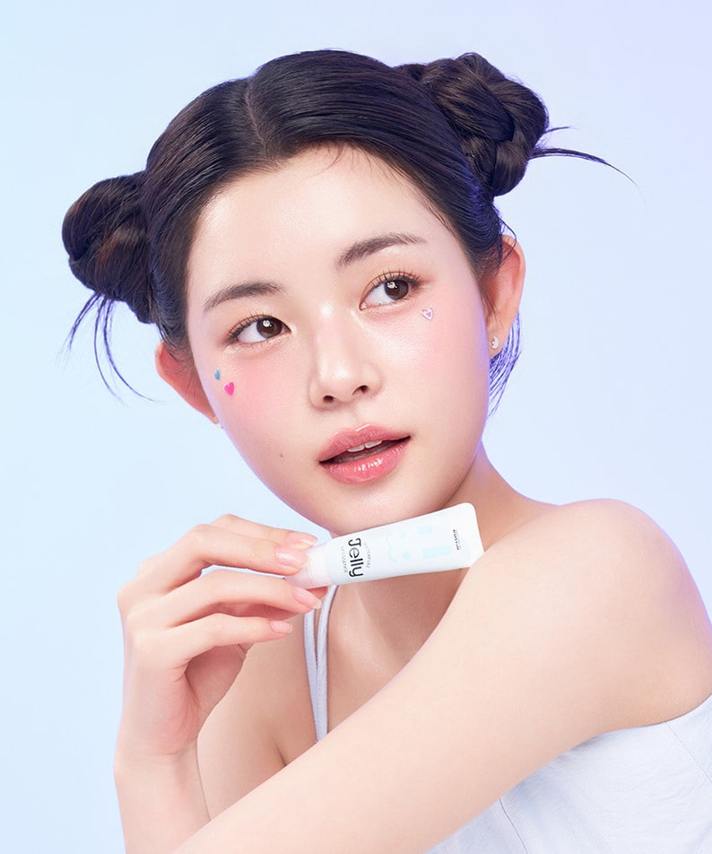 EDIT.B Waterful Jelly Lip Essence 11ml, flacon tenu par une femme au maquillage frais sur fond bleu clair.